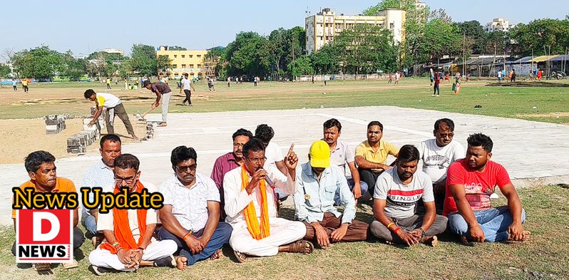 College Math : হাইকোর্টের নির্দেশ থাকা সত্ত্বেও কলেজ মাঠে রাজনৈতিক কর্মসূচিতে পড়ে রইলো বাঁশ, হেলি প্যাডের অংশ! বাধ্য হয়ে বাঁশ সরালেন খেলোয়াড় রা, কটাক্ষ বিজেপির